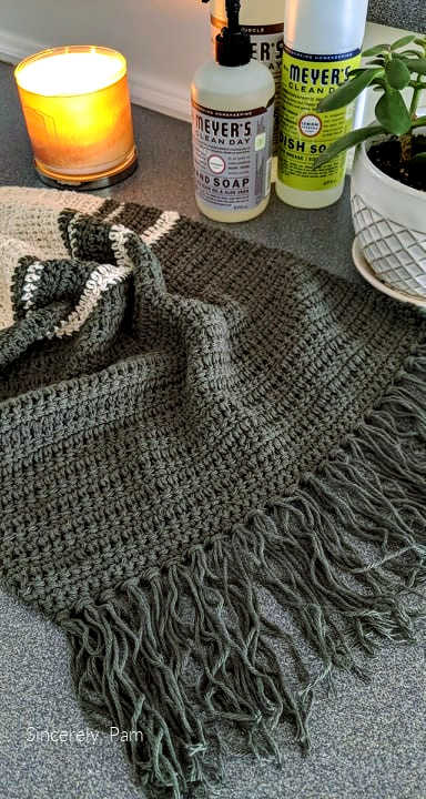 Easy peasy dish towel. Free crochet pattern by Sincerely, Pam.