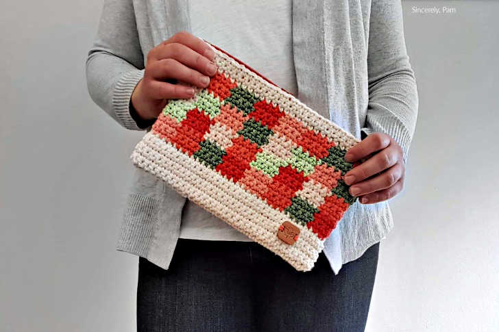 Picnic Clutch free crochet pattern by Sincerely, Pam using Bernat Handicrafter yarn.